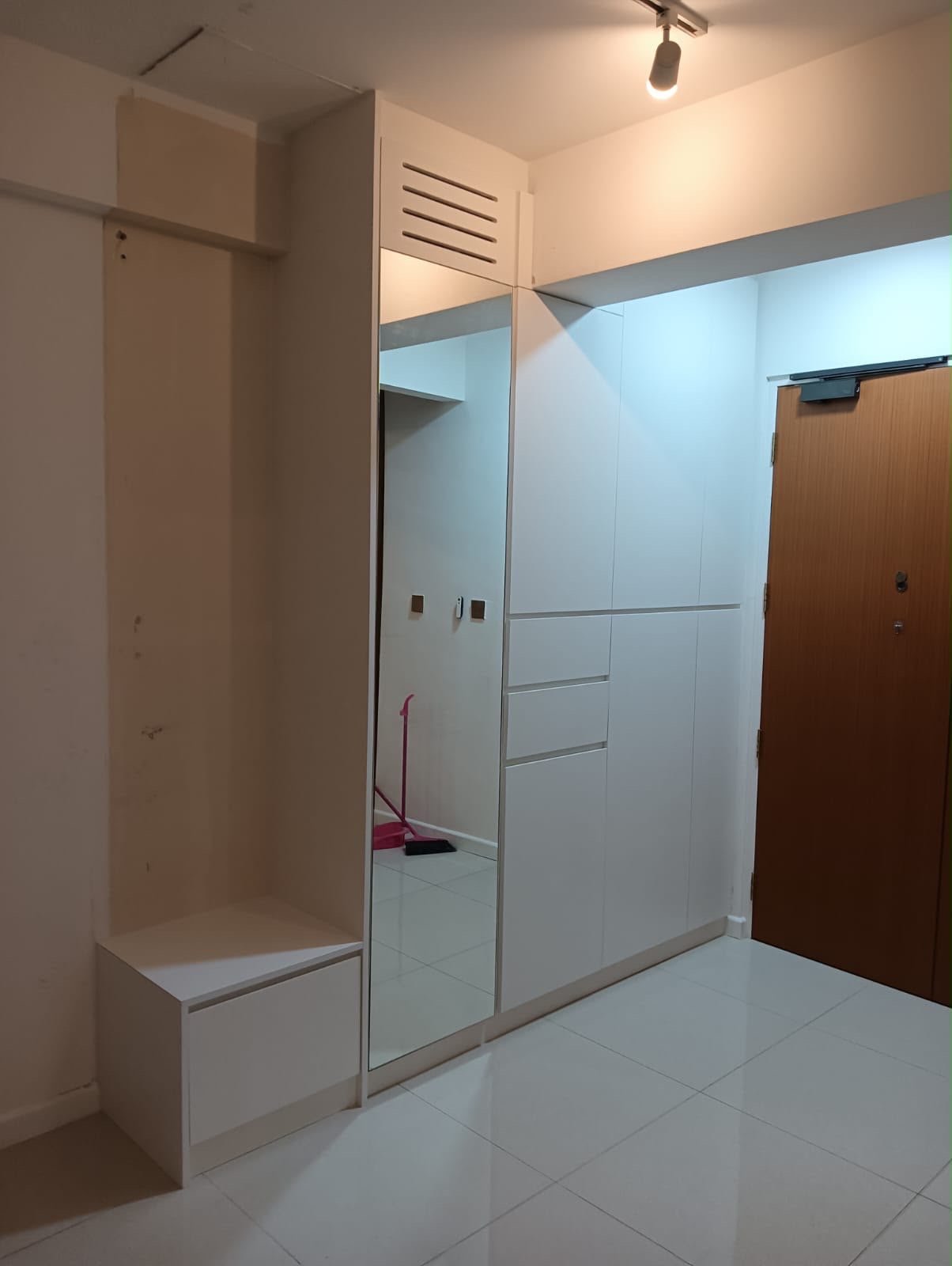 Entrance cabinet with mirror